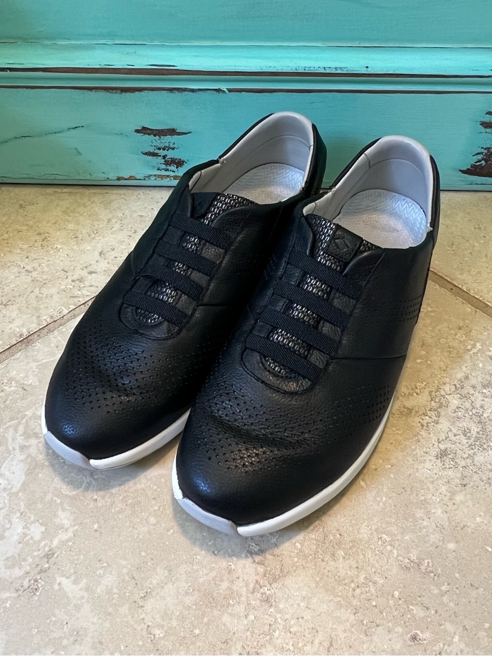 Kizik Boston Black Leather Slip On Tennis Shoe Sneaker Women’s Size 7.5